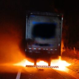 Fogo em carreta com peças agrícolas provoca prejuízos na SP-333