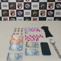 Jovem é preso por tráfico de drogas na madrugada e enfrenta PMs na zona sul