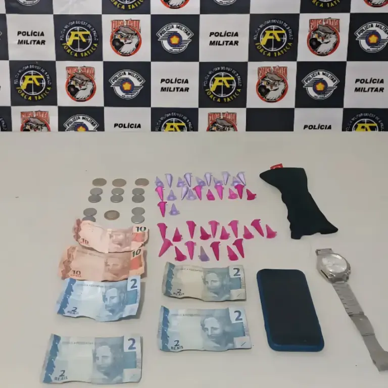 Jovem é preso por tráfico de drogas na madrugada e enfrenta PMs na zona sul