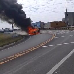 Picape é destruída por incêndio em alça de acesso da SP-294