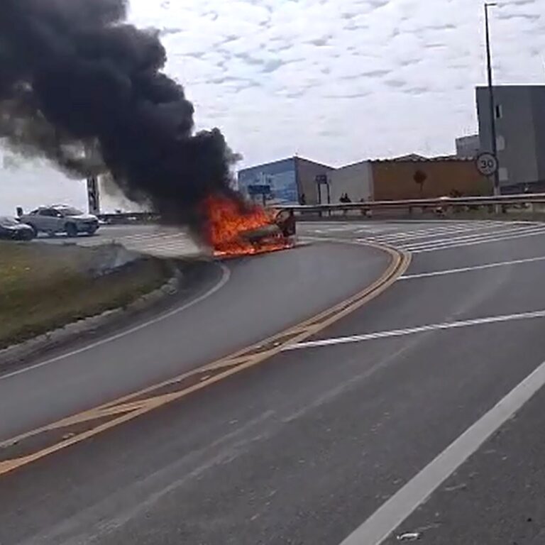 Picape é destruída por incêndio em alça de acesso da SP-294