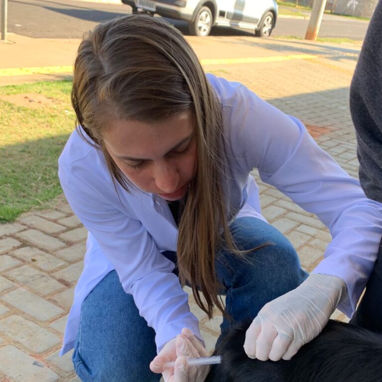 Acadêmicos da Unimar reforçam vacinação contra a raiva em cães e gatos