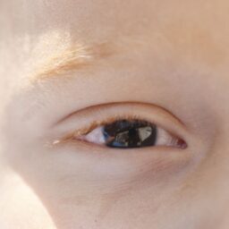 Cartilha sobre saúde ocular na infância orienta pais e professores