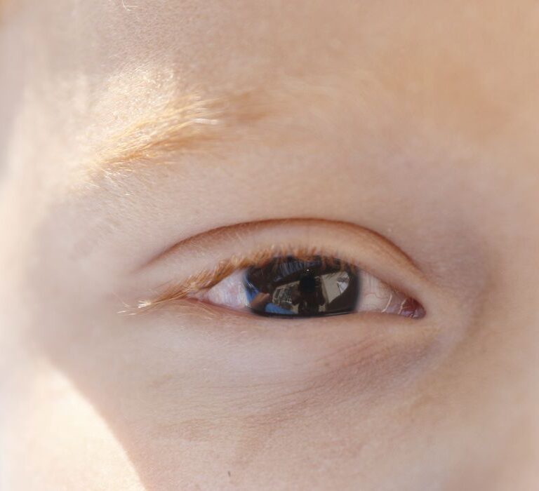 Cartilha sobre saúde ocular na infância orienta pais e professores