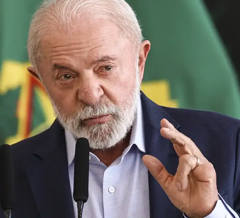 Lula finaliza plano aos setores afetados por tarifaço de Donald Trump