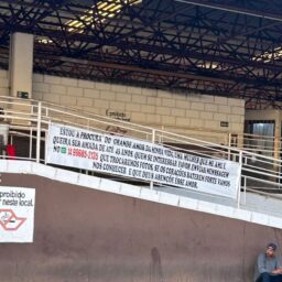 Procura-se o amor verdadeiro: homem fixa faixa no terminal em busca de romance