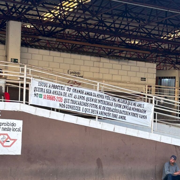 Procura-se o amor verdadeiro: homem fixa faixa no terminal em busca de romance