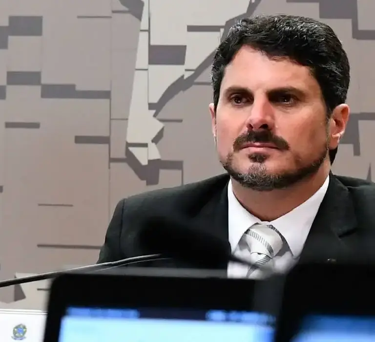 Senador Marcos do Val é levado para colocar tornozeleira eletrônica