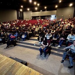 Mutirão do Emprego em Marília reúne dezenas de candidatos no Teatro Municipal