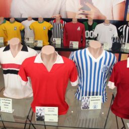 Marília tem exposição de camisas históricas do rei Pelé neste Domingo da Família