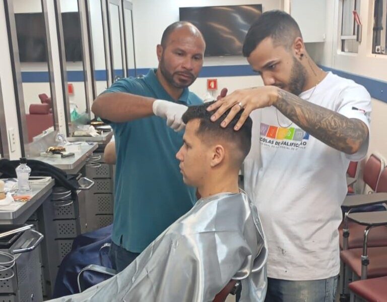 Primeira-dama do Estado visita carreta da capacitação do Fundo Social em Marília