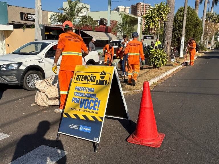 Zeladoria urbana segue com serviços na rua Monte Carmelo, no Fragata