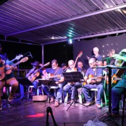 Sertanejo raiz embala Noite da Viola na Praça do Jardim Bandeirantes em Marília