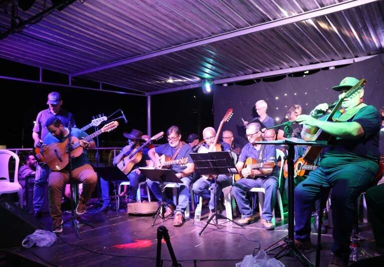 Sertanejo raiz embala Noite da Viola na Praça do Jardim Bandeirantes em Marília