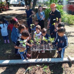Programa Fazenda Urbana leva crianças de Marília a experiências rurais