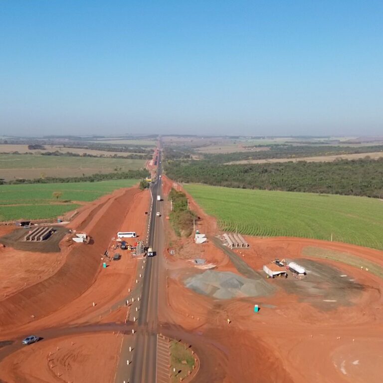 Obras de duplicação fecham trechos da SP-333 em Cafelândia com paradas programadas