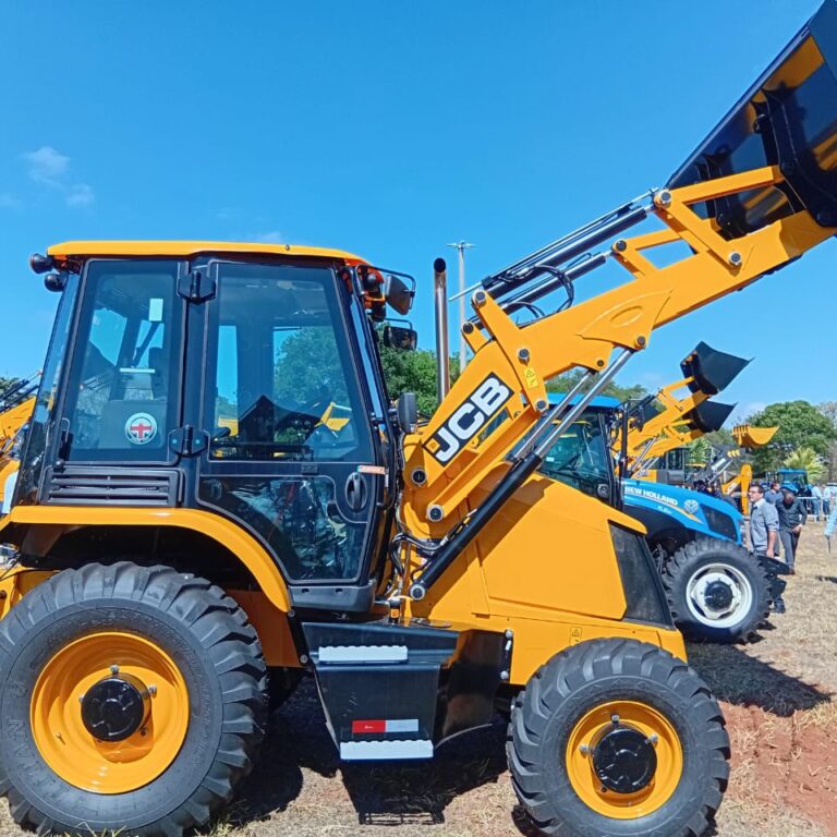 Marília recebe maquinários para uso em estradas rurais