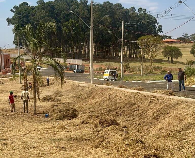 Prefeitura realiza mutirão da limpeza no Parque das Flores e pede apoio da população