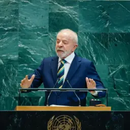 Democracia é o que está em jogo para a humanidade, alerta Lula nos EUA