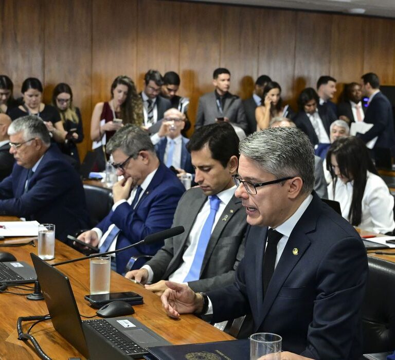 Comissão de Constituição e Justiça do Senado rejeita PEC da Blindagem por unanimidade