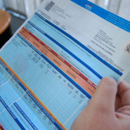 Aneel reduz bandeira para vermelha 1 na conta de luz em outubro