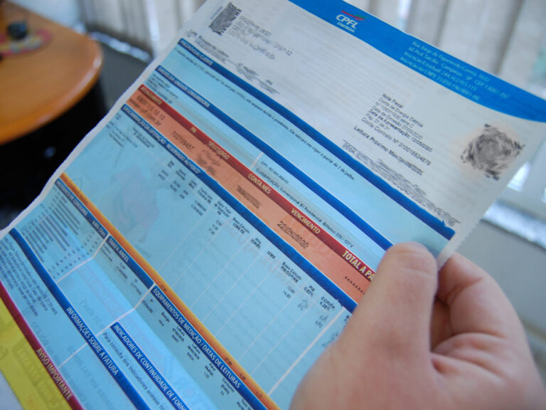 Aneel reduz bandeira para vermelha 1 na conta de luz em outubro