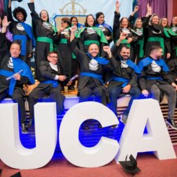 Educação a distância transforma sonhos em diplomas na Faculdade Católica