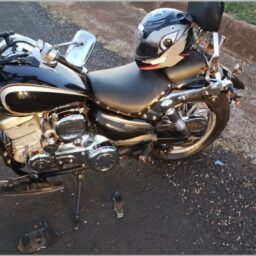 Motociclista é atingido por carreta; condutor aponta zigue-zague