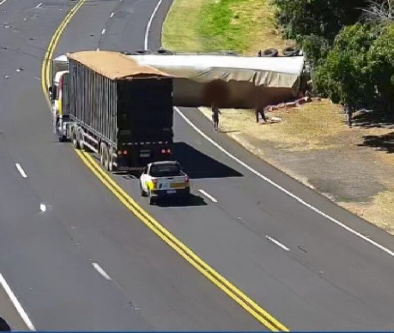 Acidente com carreta e automóvel provoca morte na SP-294