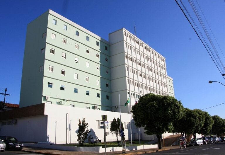 Mulher ateia fogo no companheiro e vai tomar cerveja ‘para relaxar’ na região