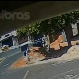 Suspeito é detido pela Polícia Militar ao carregar TV sem procedência pela rua