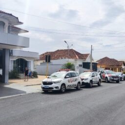 Tentativa de feminicídio tem mulher baleada e homem esfaqueado na região