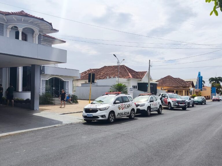 Tentativa de feminicídio tem mulher baleada e homem esfaqueado na região