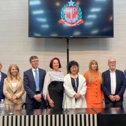 Pesquisadora da Unimar apresenta avanços em biotecnologia na Alesp