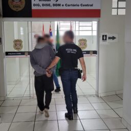 Vítima de roubo de veículo, durante série de assaltos, tem celular achado na lixeira