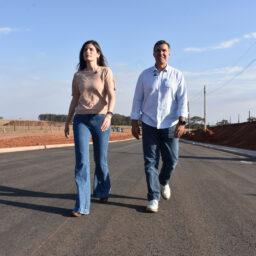 Dani Alonso e Capitão Augusto fiscalizam asfalto na avenida atrás da Coca-Cola