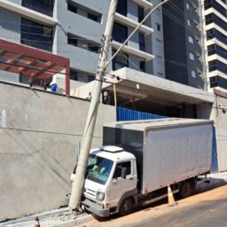 Caminhão sem freio atinge poste e deixa moradores sem energia