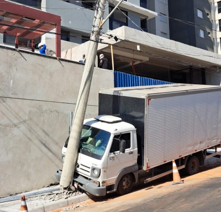 Caminhão sem freio atinge poste e deixa moradores sem energia