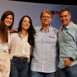 Dani Alonso e Capitão Augusto levam carreta com cursos para Marília e região