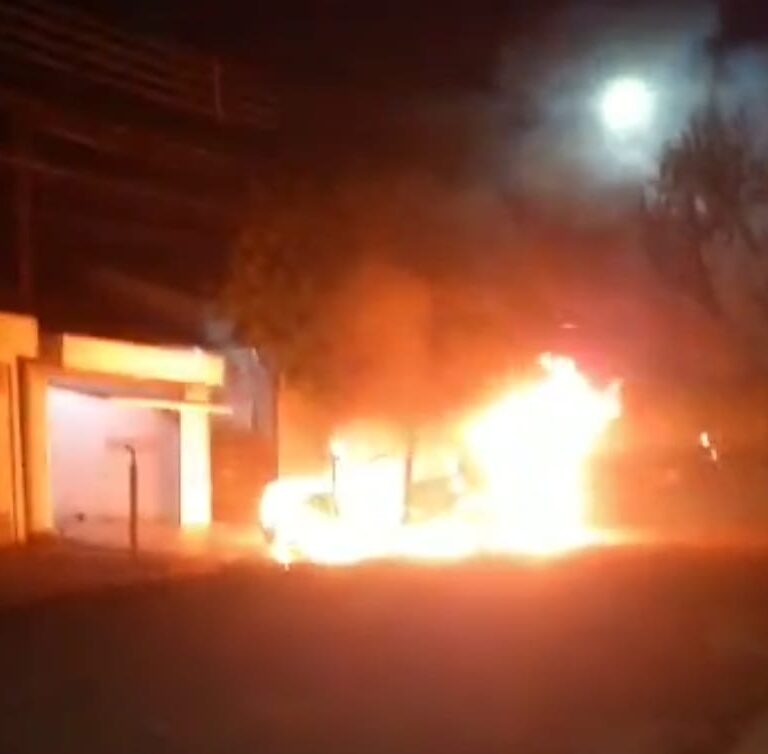 Carro é destruído por incêndio na zona norte de Marília