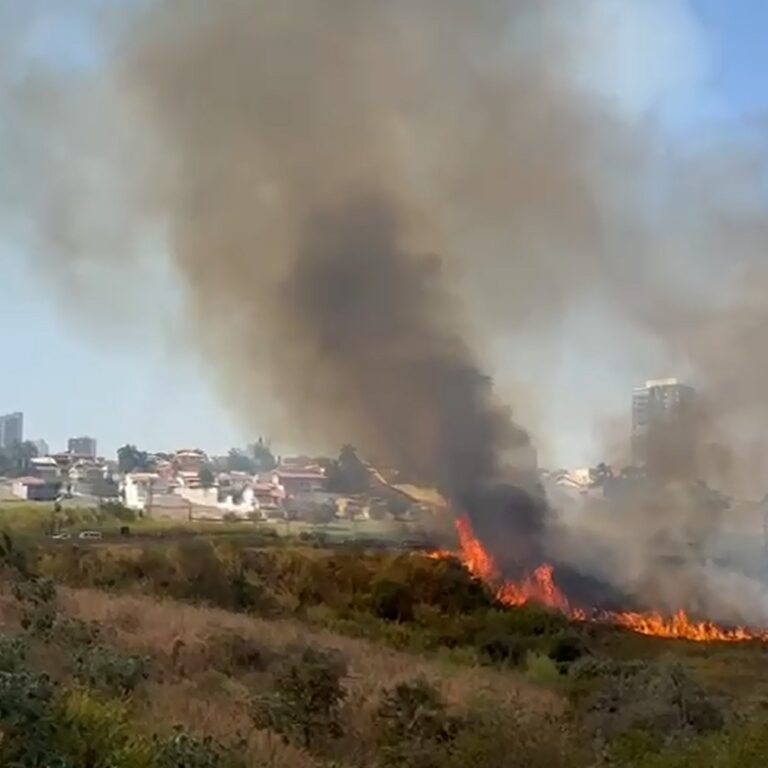Incêndio mobiliza bombeiros e ameaça interditar rodovia do Contorno em Marília