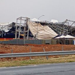 Ventania destelha prédios e derruba estrutura da festa de peão em Pompeia