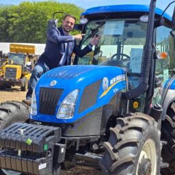 Pompeia recebe trator do Governo do Estado para apoio a produtores rurais