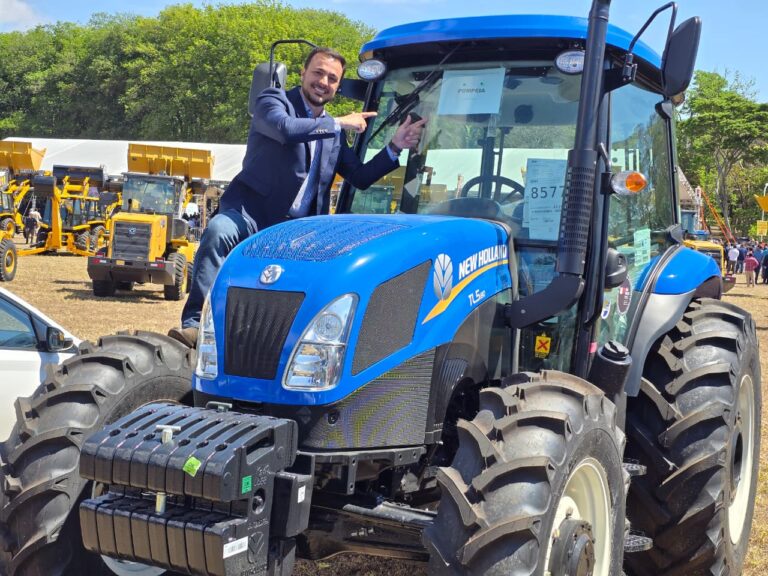 Pompeia recebe trator do Governo do Estado para apoio a produtores rurais