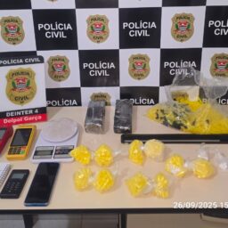 Auxiliar de almoxarifado sofre busca em casa e acaba preso no local de trabalho