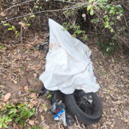 Motocicleta de 300 cilindradas furtada na zona sul é recuperada em área de mata