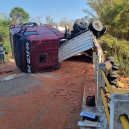 Carreta tomba em ponte e interdita trecho para caminhões