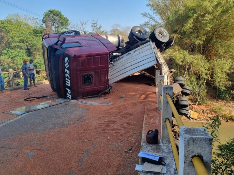 Carreta tomba em ponte e interdita trecho para caminhões