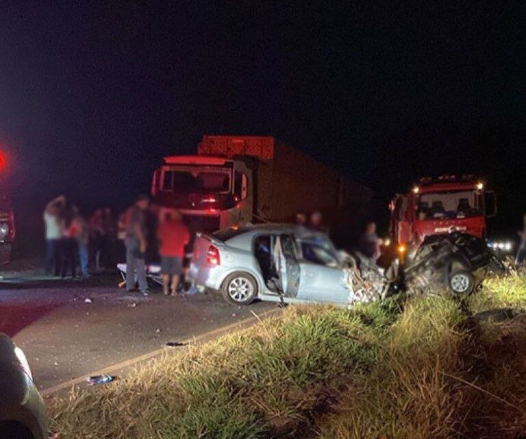 Acidente mata mulher e filha de sete anos; bebê que estava em outro carro também morre