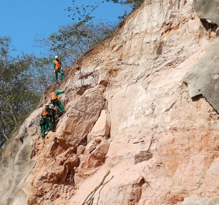 BR-153 em Marília passa por obras após interdição parcial por deslizamento